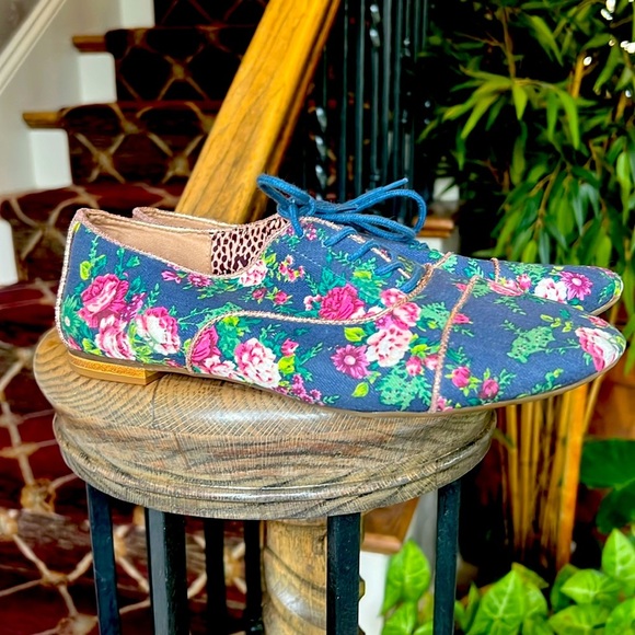 GB Girls fabric floral shoe flats lace up size 8 good condition - Picture 3 of 12